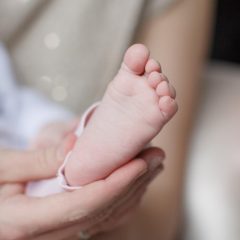 Découvrez la douceur des petits pieds dans notre séance de réflexologie pour bébé, une expérience tendre et apaisante